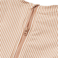 Op zoek naar een hip badpak voor jouw kindje? Met het Liewood sillie seersucker badpak in de variant stripe pale tuscany/creme de la creme steelt jouw kindje echt de show bij het zwembad, in de tuin, aan de zee of op vakantie. VanZus