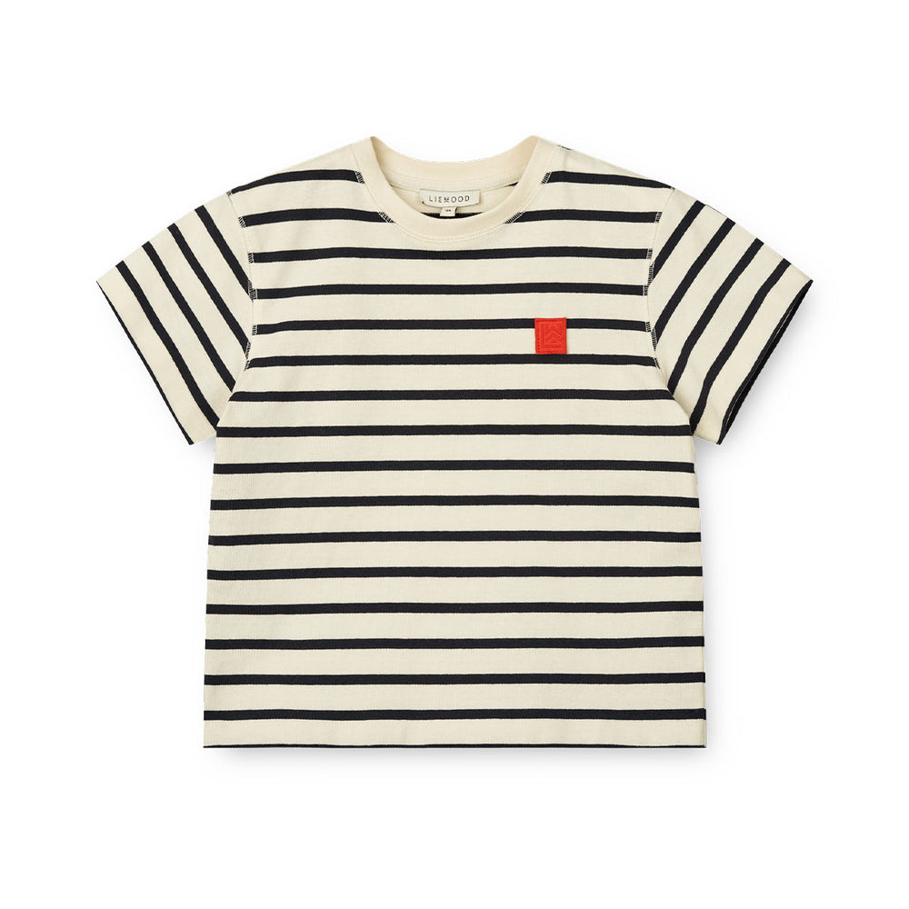 Verrijk de garderobe van je kleintje met dit schattige sixten T-shirt in de kleur stripe classic navy/creme de la creme van het merk Liewood. Dit stijlvolle shirtje ziet er niet alleen geweldig uit, maar zit ook heel erg lekker! VanZus