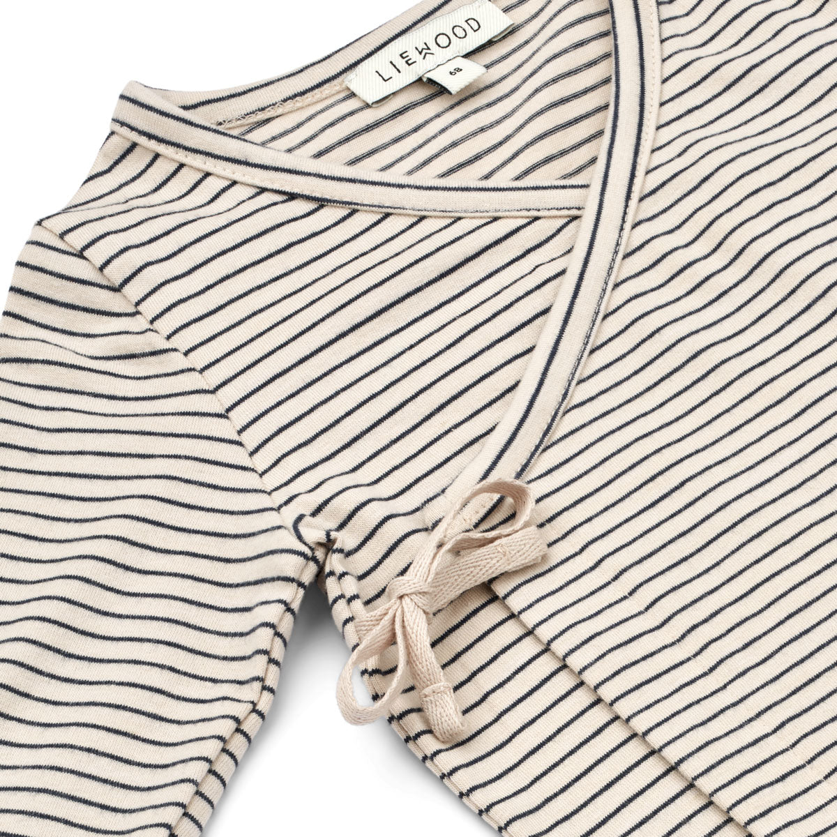 Voeg een vleugje klassiek toe aan de outfit van je kindje met het tadeo wikkelvestje in stripe sandy/classic navy van Liewood. Eenvoudig aan- en uit te trekken, gestreepte  zachte jersey stof. VanZus