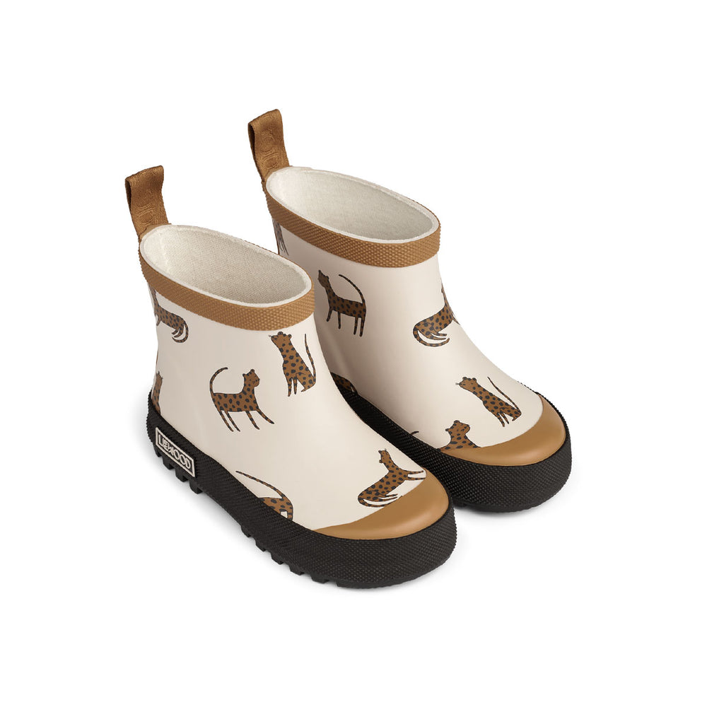 De Liewood tekla regenlaarzen in leopard/sandy zijn de perfecte laarzen voor op natte dagen. Dankzij deze laarzen blijven de voetjes van je kindje lekker droog. De laarzen zijn helemaal waterproof en hebben een lage schacht. Ook kleine kinderen kunnen deze laarzen gemakkelijk zelf aan en uit doen dankzij de backstrap. VanZus