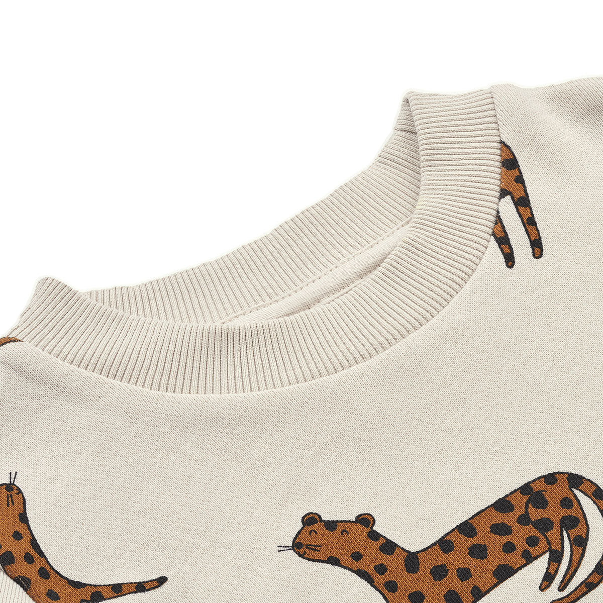 Deze geweldige thora trui in leopard/sandy is perfect voor chilldagen en om leuke maat comfortabele outfits mee te stijlen! Deze trui van het merk Liewood ziet er namelijk ontzettend leuk uit, maar zit ook supercomfortabel, dankzij de heerlijk zachte katoenen stof! VanZus