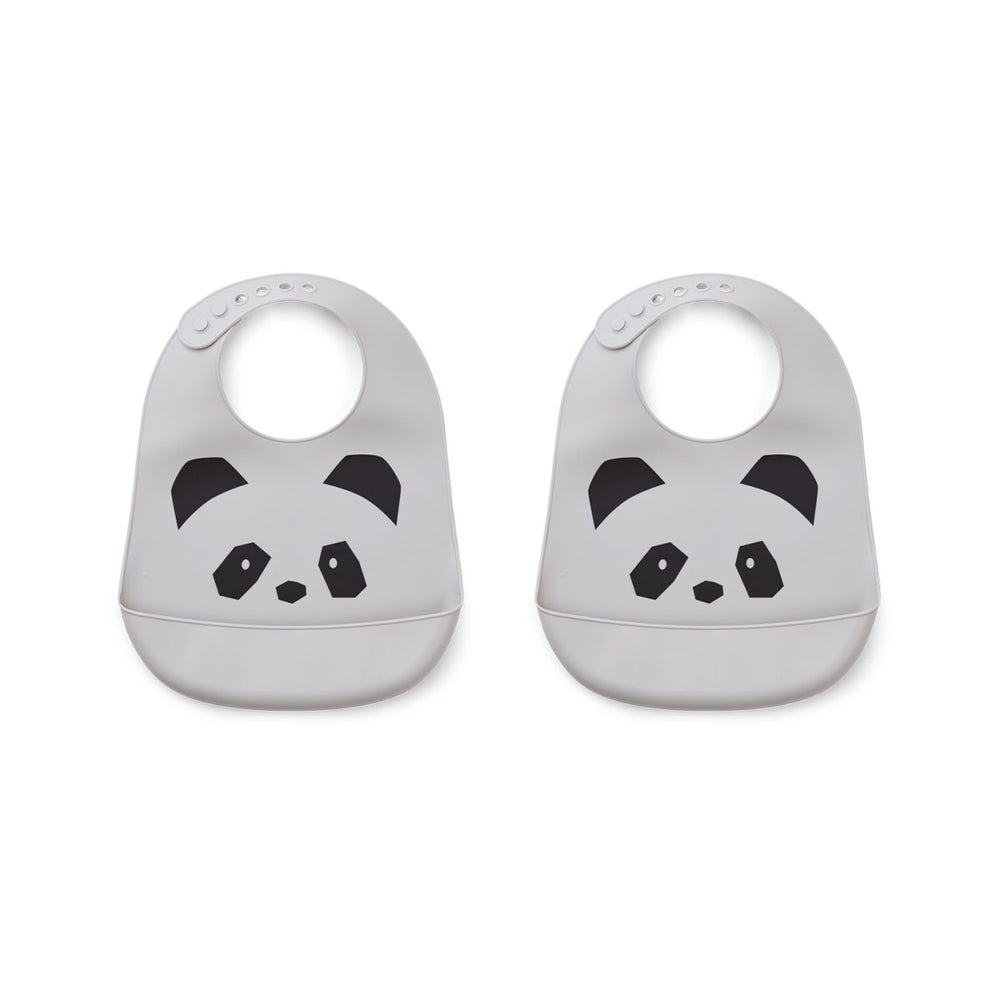 De tilda 2-pack silicone slab in de variant panda dumbo grey van Liewood houdt de kleding van je kindje schoon. De siliconen slabbetjes hebben een handige opvangbak en zijn in maat verstelbaar. VanZus