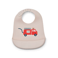 De tilda 2-pack slab in de variant emergency vehicle/sandy van Liewood houdt de kleding van je kindje schoon. De siliconen slabbetjes hebben een handige opvangbak en zijn in maat verstelbaar. VanZus