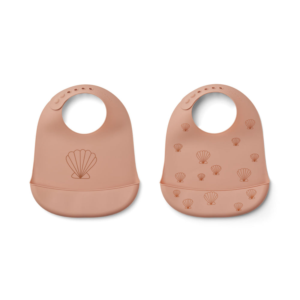 De tilda 2-pack slab in de variant sea shell/pale tuscany van Liewood houdt de kleding van je kindje schoon. De siliconen slabbetjes hebben een handige opvangbak en zijn in maat verstelbaar. VanZus