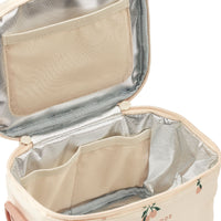 Houd de lunch van jouw of je kleintje heerlijk koel met deze handige toby thermo lunchtas is peach/sea shell! Deze lunchtas is perfect geschikt voor elke lunchtrommel en ziet er ook nog eens leuk uit! VanZus