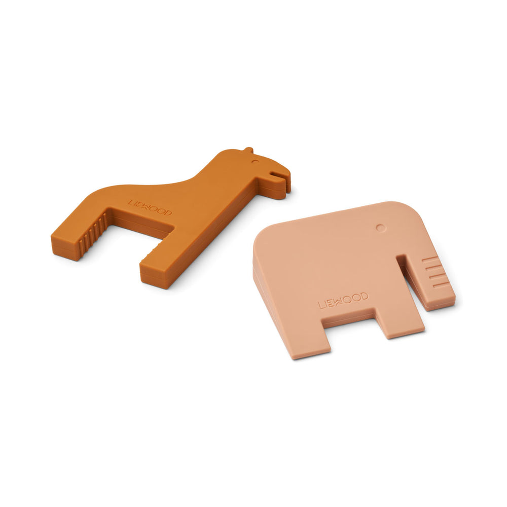 Gebruik deze toke deurstopper 2-pack van Liewood voor het vastzetten of stoppen van de deur. De flexibele set bestaat uit een giraffe en olifant in de variant tuscany rose/mustard. VanZus