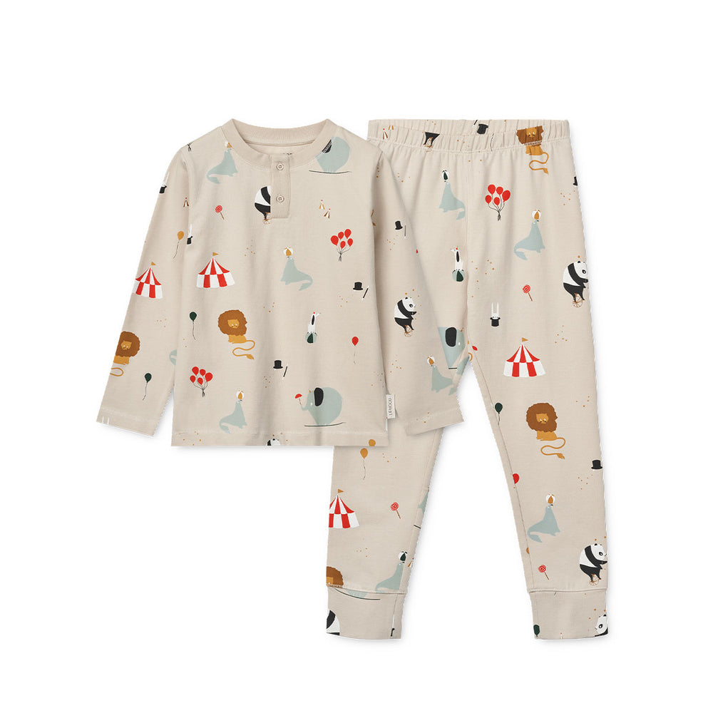 Kijk hoe leuk deze Liewood Wilhelm pyjama circus/sandy is! Deze leuke kinderpyjama is beige en heeft een print van verschillende circusdieren. Heel schattig! De stof van de pyjama is gemaakt van 95% biologisch katoen. Dat maakt het extra zacht voor de huid. VanZus