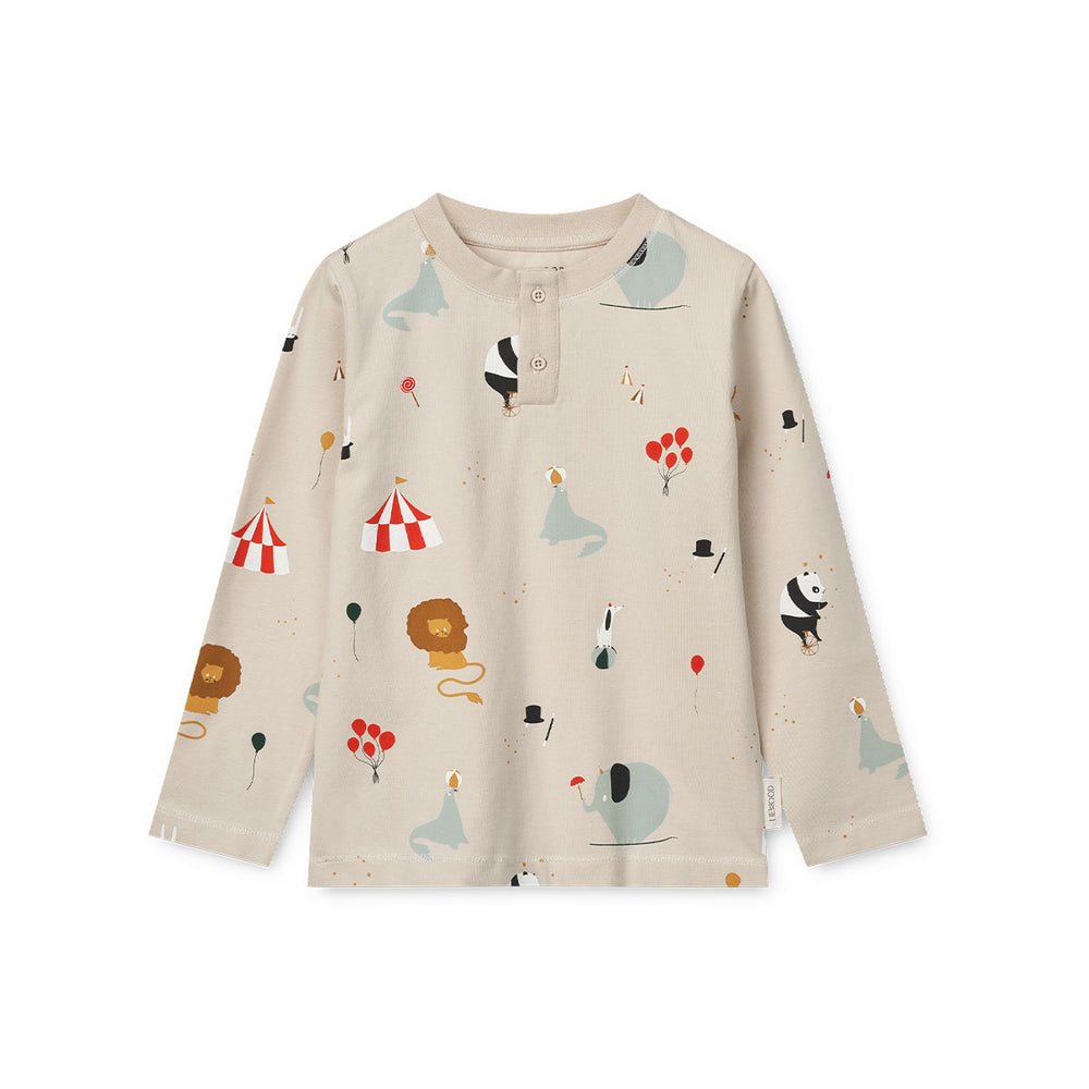 Kijk hoe leuk deze Liewood Wilhelm pyjama circus/sandy is! Deze leuke kinderpyjama is beige en heeft een print van verschillende circusdieren. Heel schattig! De stof van de pyjama is gemaakt van 95% biologisch katoen. Dat maakt het extra zacht voor de huid. VanZus