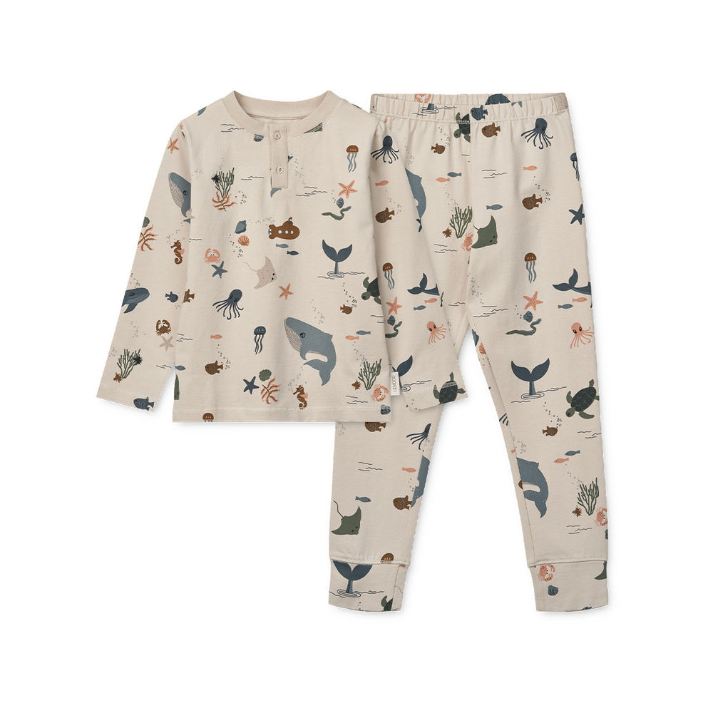 Kijk hoe leuk deze Liewood Wilhelm pyjama sea creatures/sandy is! Deze leuke kinderpyjama is beige en heeft een print van verschillende zeedieren. De stof van de pyjama is gemaakt van 95% biologisch katoen. Dat maakt het extra zacht voor de huid. VanZus