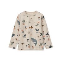 Kijk hoe leuk deze Liewood Wilhelm pyjama sea creatures/sandy is! Deze leuke kinderpyjama is beige en heeft een print van verschillende zeedieren. De stof van de pyjama is gemaakt van 95% biologisch katoen. Dat maakt het extra zacht voor de huid. VanZus