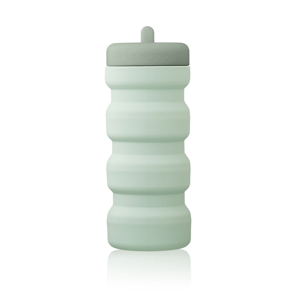 De wilson opvouwbare fles in de verfrissende kleuren dusty mint/faune green is de ideale metgezel voor onderweg. Deze slimme en stijlvolle opvouwbare fles is gemaakt van hoogwaardig siliconenmateriaal, waardoor hij duurzaam en gemakkelijk op te bergen is. VanZus