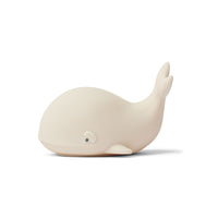 Zet dit schattige winston whale nachtlampje van het Deense merk Liewood aan als het bedtijd is voor jouw kindje. De leuke walvis in de kleur sandy zorgt voor een subtiel verlichte baby- of kinderkamer. VanZus