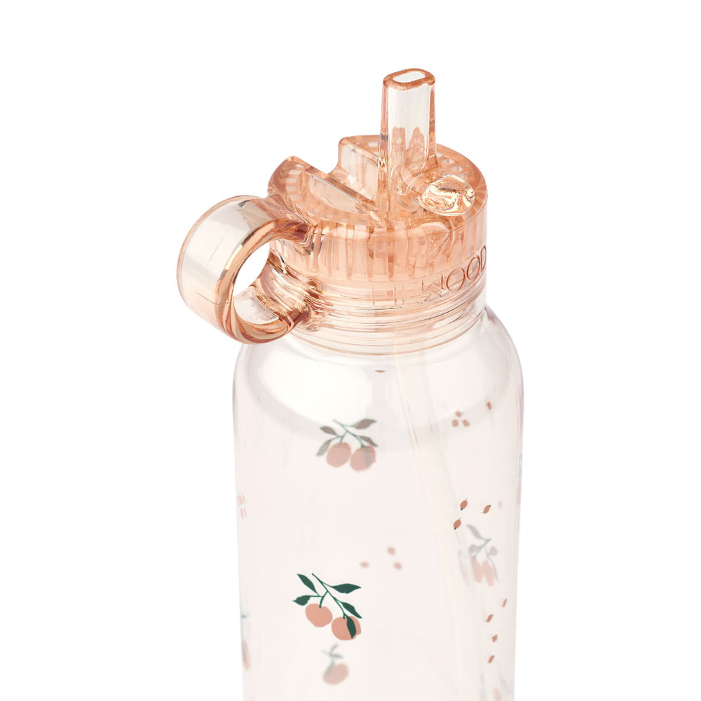 Deze leuke yang waterfles in peach/sea shell van Liewood is ideaal voor naar school of voor op pad! De fles is superhandig, makkelijk mee te nemen én ziet er superleuk uit! Deze mooie transparante waterfles met roze kleur is gemaakt van 100% siliconen. VanZus