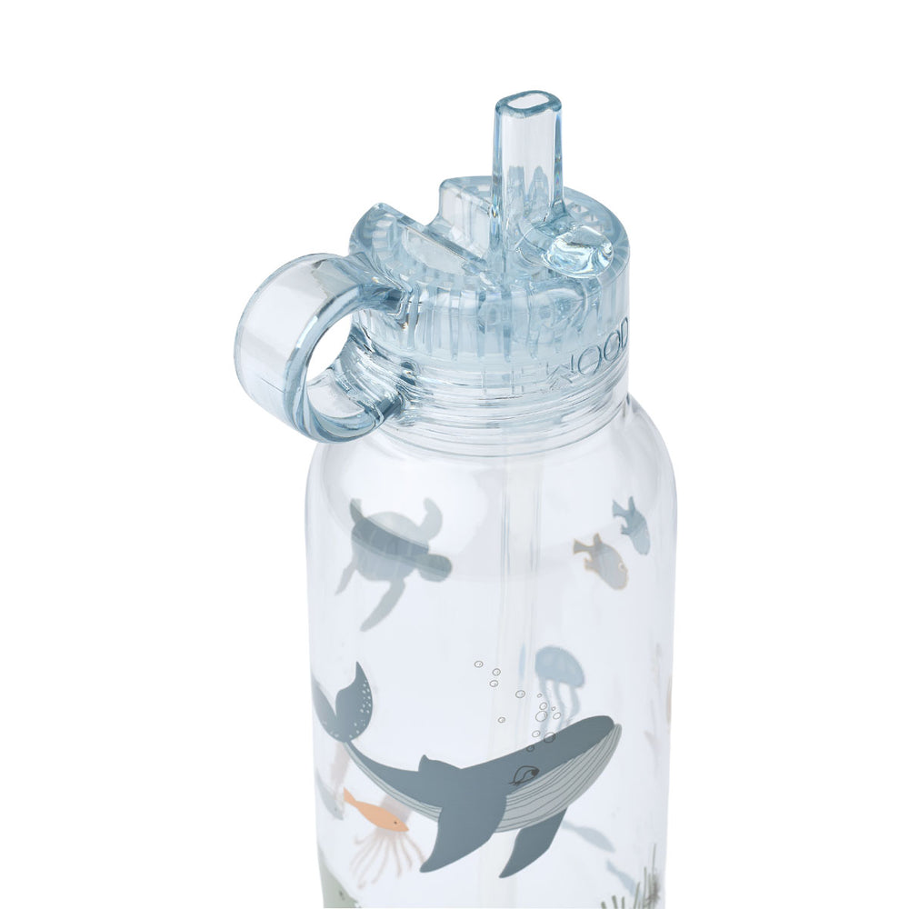 Deze leuke yang waterfles in sea creature/sandy 500 ml van Liewood is ideaal voor naar school of voor op pad! De fles is superhandig, makkelijk mee te nemen én ziet er superleuk uit! VanZus