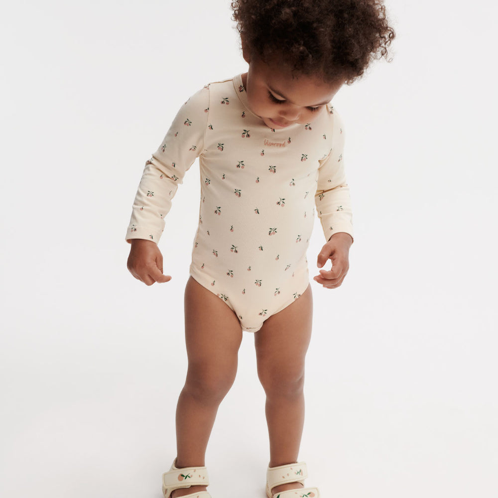 Ben je op zoek naar fijne rompers voor je kleintje? Dan is dit yanni baby rompertje in de variant peach mini/sea shell ideaal! Deze fijne romper komt van het Deense merk Liewood en is een echte must have! VanZus