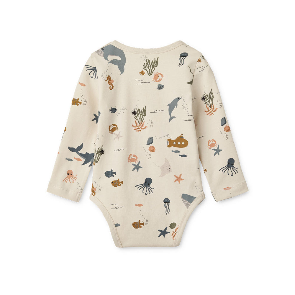 Ben je op zoek naar fijne rompers voor je kleintje? Dan is dit yanni baby rompertje in de variant sea creature/sandy ideaal! Deze fijne romper komt van het Deense merk Liewood en is een echte must have! VanZus