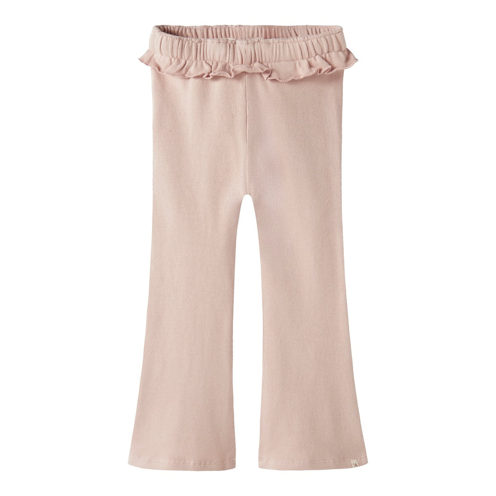 De thora bootcut broek van Lil' Atelier in de kleur cameo rose is de perfecte mix van comfort en stijl. VanZus