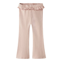 De thora bootcut broek van Lil' Atelier in de kleur cameo rose is de perfecte mix van comfort en stijl. VanZus