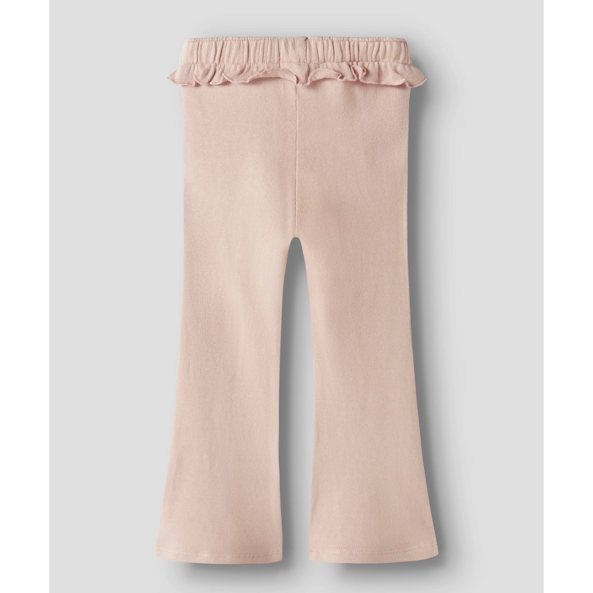 De thora bootcut broek van Lil' Atelier in de kleur cameo rose is de perfecte mix van comfort en stijl. VanZus