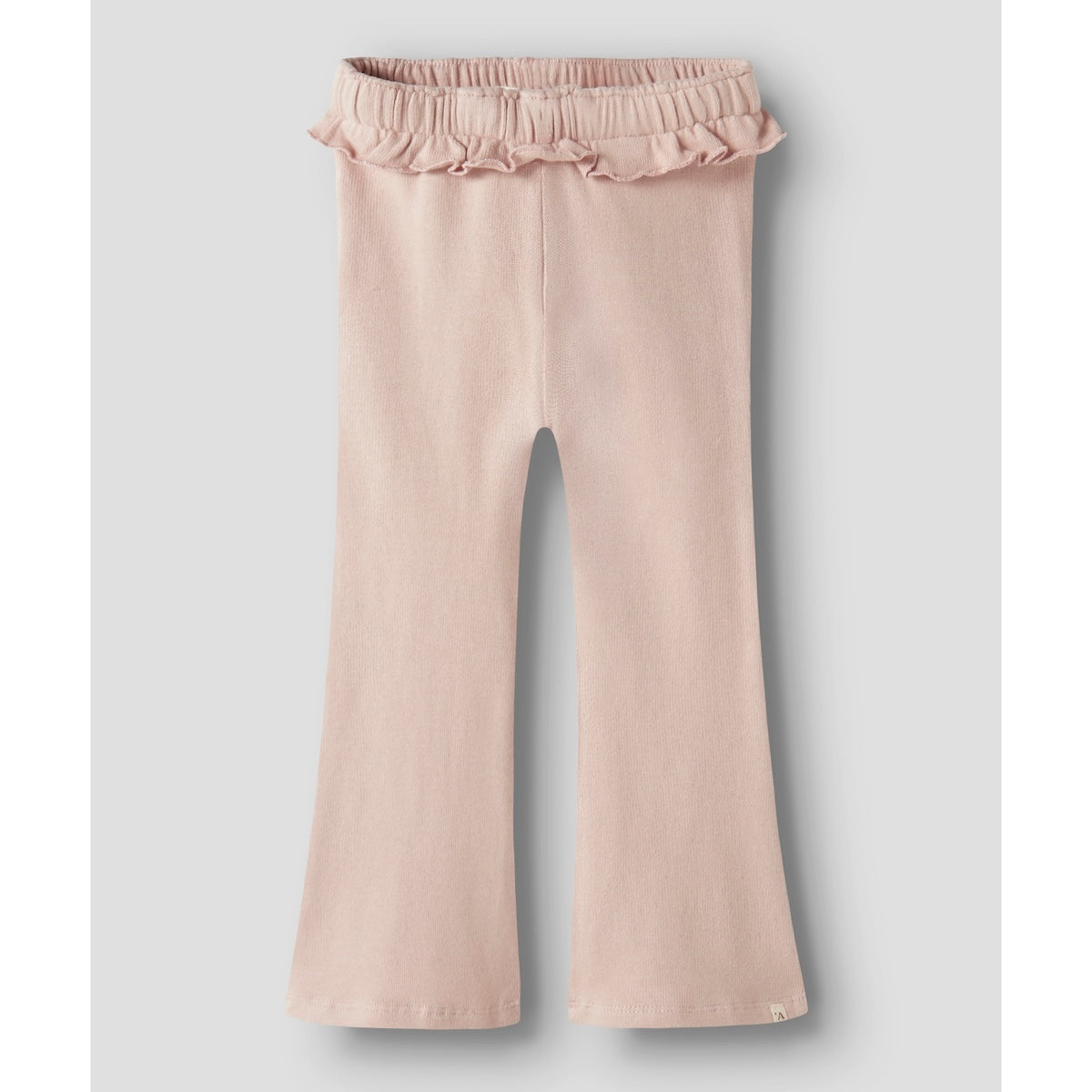De thora bootcut broek van Lil' Atelier in de kleur cameo rose is de perfecte mix van comfort en stijl. VanZus