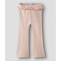 De thora bootcut broek van Lil' Atelier in de kleur cameo rose is de perfecte mix van comfort en stijl. VanZus