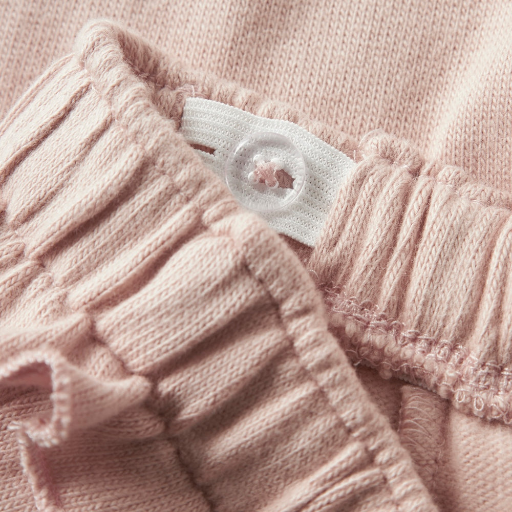 De thora bootcut broek van Lil' Atelier in de kleur cameo rose is de perfecte mix van comfort en stijl. VanZus