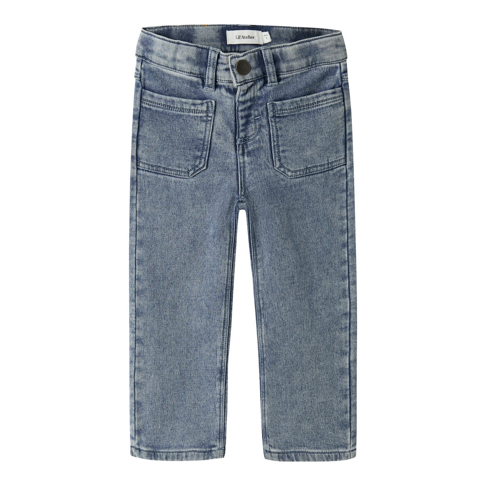 De nadie wijde denim jeans medium blue denim van Lil' Atelier is de perfecte aanvulling op de garderobe van je kleintje. Deze stijlvolle spijkerbroek is ideaal voor zowel speelse avonturen als gezellige familiebijeenkomsten. VanZus