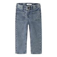 De nadie wijde denim jeans medium blue denim van Lil' Atelier is de perfecte aanvulling op de garderobe van je kleintje. Deze stijlvolle spijkerbroek is ideaal voor zowel speelse avonturen als gezellige familiebijeenkomsten. VanZus