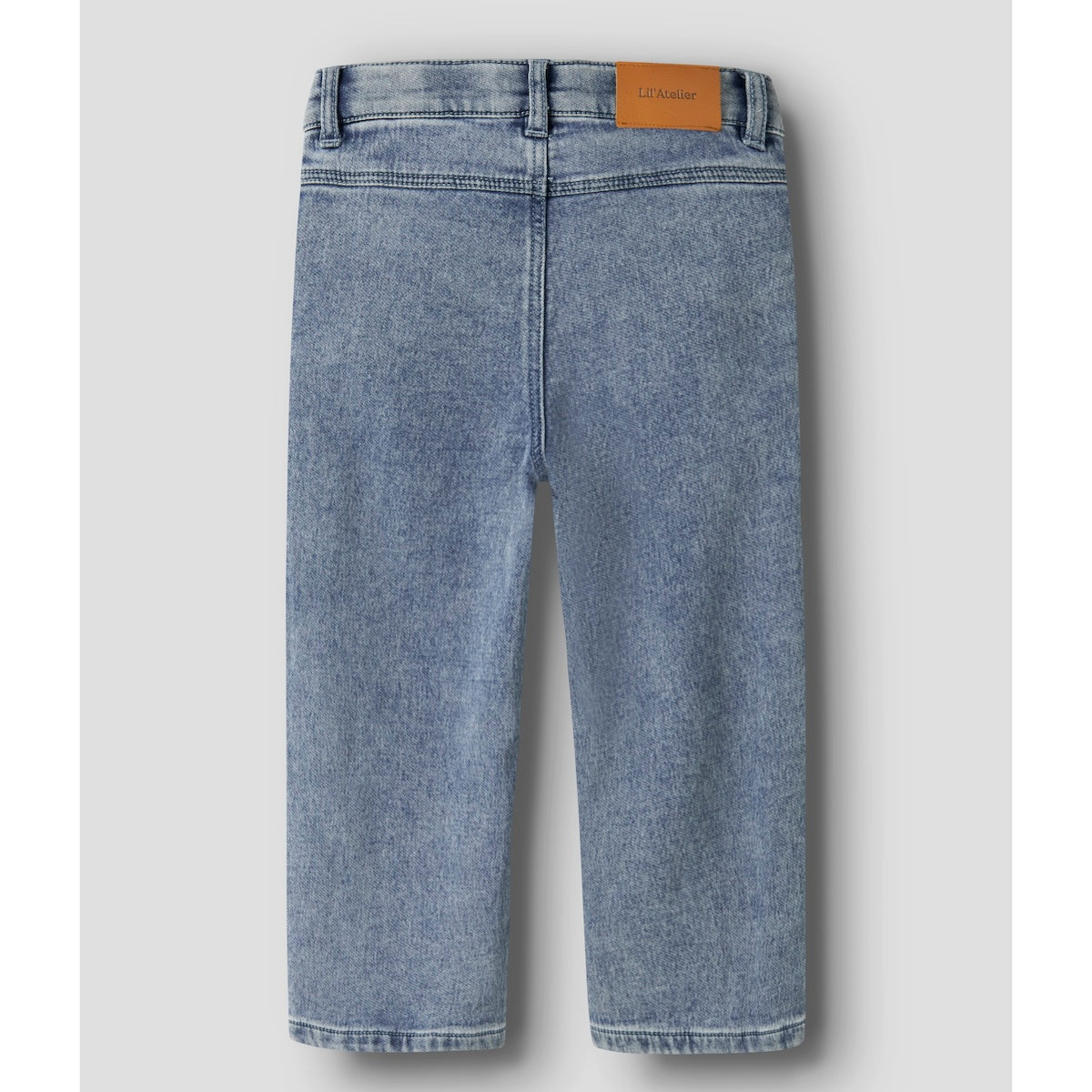 De nadie wijde denim jeans medium blue denim van Lil' Atelier is de perfecte aanvulling op de garderobe van je kleintje. Deze stijlvolle spijkerbroek is ideaal voor zowel speelse avonturen als gezellige familiebijeenkomsten. VanZus