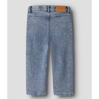 De nadie wijde denim jeans medium blue denim van Lil' Atelier is de perfecte aanvulling op de garderobe van je kleintje. Deze stijlvolle spijkerbroek is ideaal voor zowel speelse avonturen als gezellige familiebijeenkomsten. VanZus