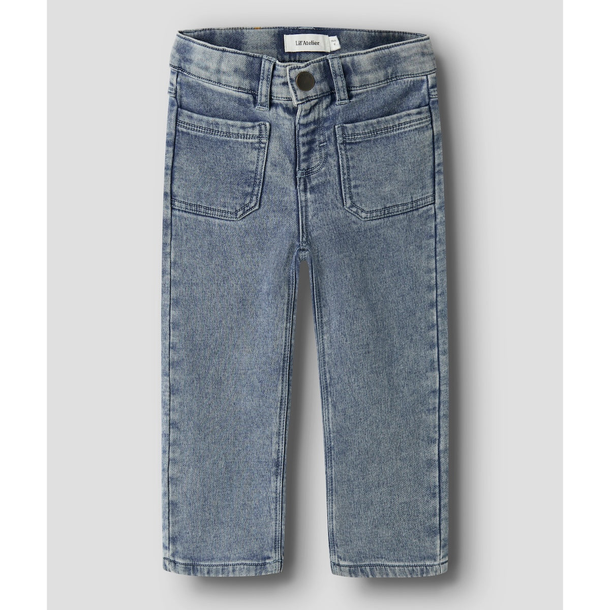 De nadie wijde denim jeans medium blue denim van Lil' Atelier is de perfecte aanvulling op de garderobe van je kleintje. Deze stijlvolle spijkerbroek is ideaal voor zowel speelse avonturen als gezellige familiebijeenkomsten. VanZus