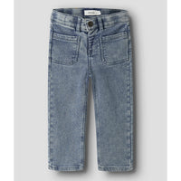 De nadie wijde denim jeans medium blue denim van Lil' Atelier is de perfecte aanvulling op de garderobe van je kleintje. Deze stijlvolle spijkerbroek is ideaal voor zowel speelse avonturen als gezellige familiebijeenkomsten. VanZus