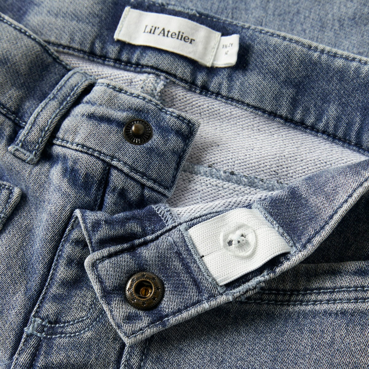 De nadie wijde denim jeans medium blue denim van Lil' Atelier is de perfecte aanvulling op de garderobe van je kleintje. Deze stijlvolle spijkerbroek is ideaal voor zowel speelse avonturen als gezellige familiebijeenkomsten. VanZus