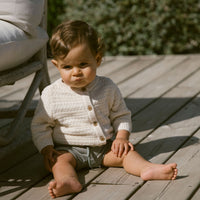 Je kindje kan genieten van heerlijke avonturen in het zwembad of aan het strand met deze baby folo zwembroek in de kleur forest fog van het merk Lil' Atelier. Dit schattige zwembroekje heeft een prachtige kleur en zit heerlijk comfortabel. VanZus