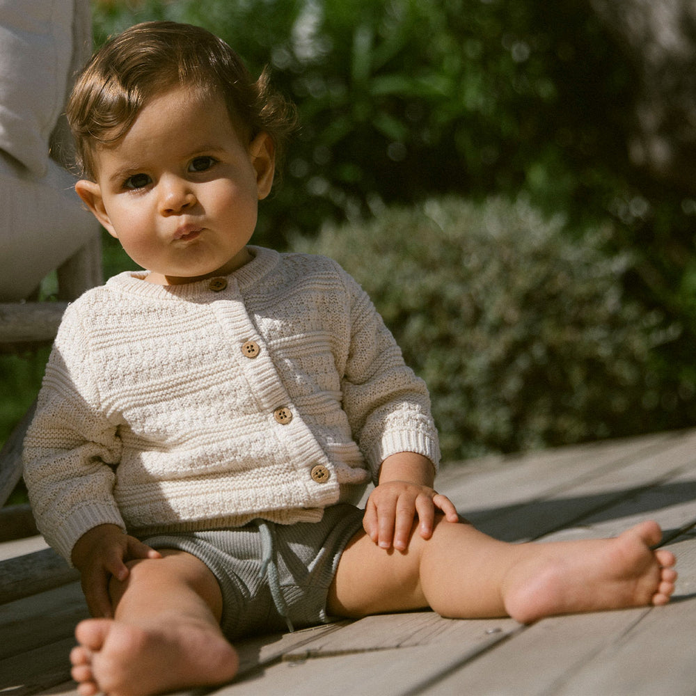 Je kindje kan genieten van heerlijke avonturen in het zwembad of aan het strand met deze baby folo zwembroek in de kleur forest fog van het merk Lil' Atelier. Dit schattige zwembroekje heeft een prachtige kleur en zit heerlijk comfortabel. VanZus
