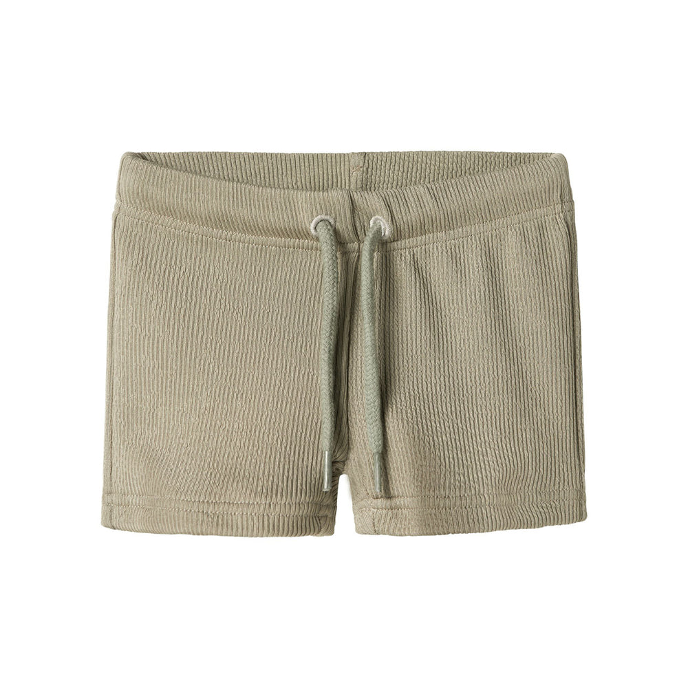 Je kindje kan genieten van heerlijke avonturen in het zwembad of aan het strand met deze baby folo zwembroek in de kleur forest fog van het merk Lil' Atelier. Dit schattige zwembroekje heeft een prachtige kleur en zit heerlijk comfortabel. VanZus