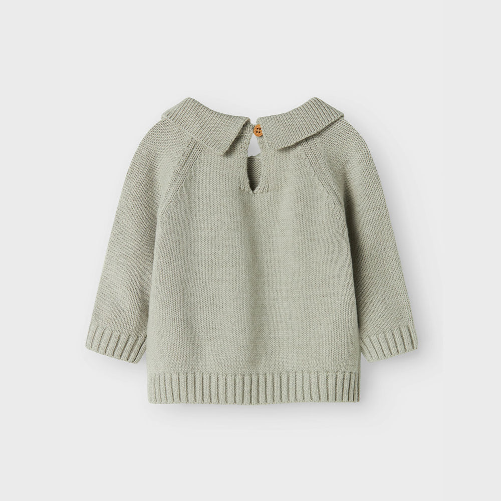 Creëer een stijlvolle look bij je kleintje met dit baby nello knit shirt in de kleur pigeon van het merk Lil' Atelier. Deze schattige trui staat ontzettend hip en is ook nog eens heel comfortabel. VanZus