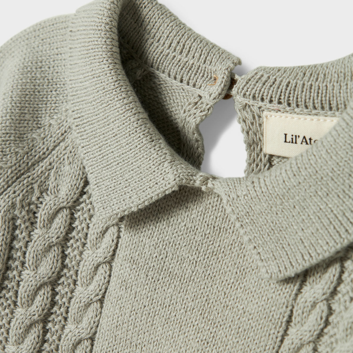 Creëer een stijlvolle look bij je kleintje met dit baby nello knit shirt in de kleur pigeon van het merk Lil' Atelier. Deze schattige trui staat ontzettend hip en is ook nog eens heel comfortabel. VanZus