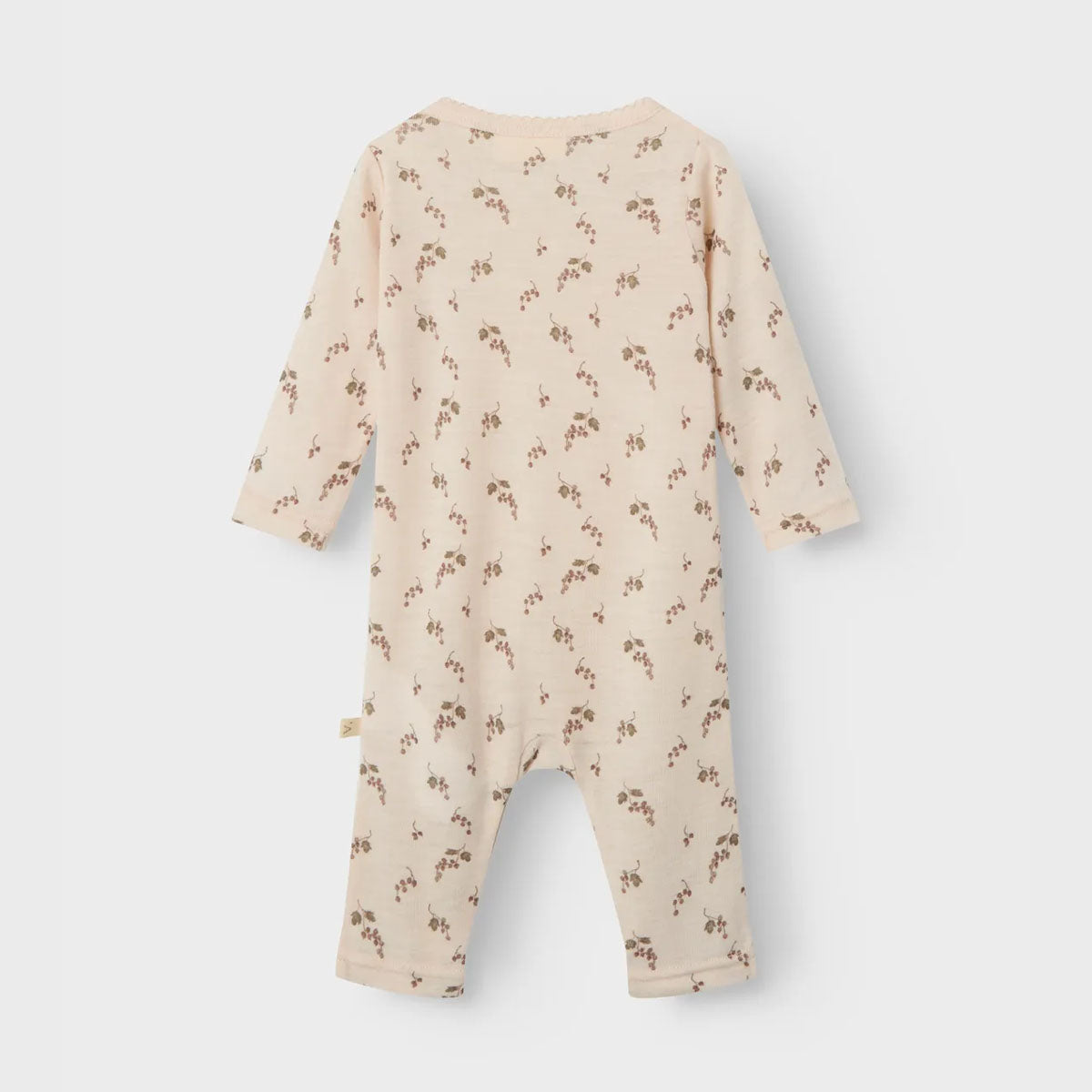 Stijlvol en comfortabel: Lil' Atelier baby noel wol slim onesie in de kleur morganite berry. 100% merinowol, drukknoopsluiting en all-over print. Perfect voor elk seizoen. VanZus