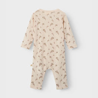 Stijlvol en comfortabel: Lil' Atelier baby noel wol slim onesie in de kleur morganite berry. 100% merinowol, drukknoopsluiting en all-over print. Perfect voor elk seizoen. VanZus