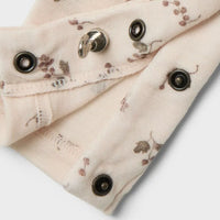 Stijlvol en comfortabel: Lil' Atelier baby noel wol slim onesie in de kleur morganite berry. 100% merinowol, drukknoopsluiting en all-over print. Perfect voor elk seizoen. VanZus
