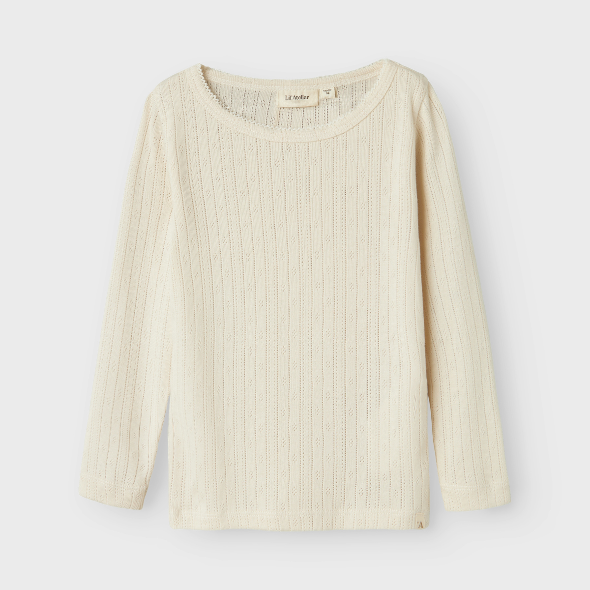 Mooie basics zijn altijd goed om in huis te hebben. Dat geldt zeker voor dit mooie rachel slim shirt turtledove van het merk Lil' Atelier. Dit schattige t-shirt met lange mouwen is perfect om verschillende outfits mee samen te stellen en houdt je kindje lekker warm. VanZus