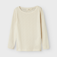 Mooie basics zijn altijd goed om in huis te hebben. Dat geldt zeker voor dit mooie rachel slim shirt turtledove van het merk Lil' Atelier. Dit schattige t-shirt met lange mouwen is perfect om verschillende outfits mee samen te stellen en houdt je kindje lekker warm. VanZus