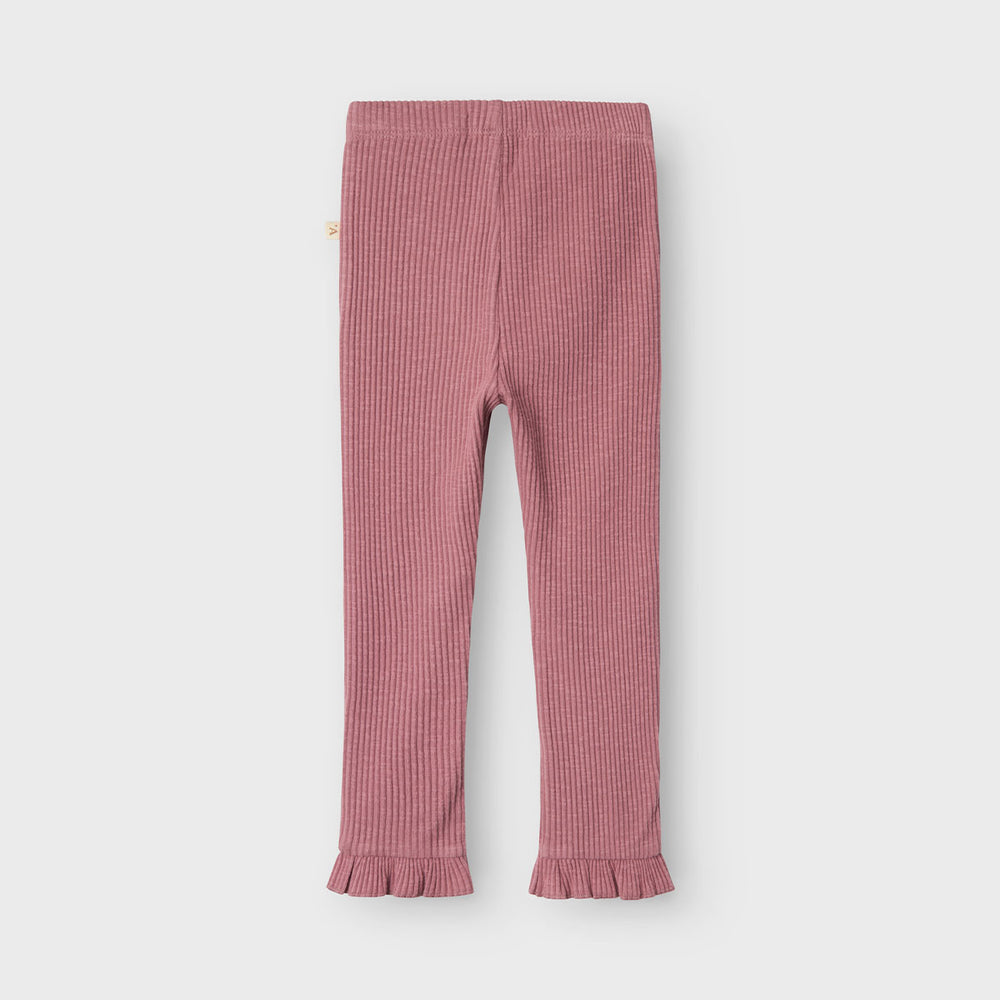 Hoe schattig is deze legging in een prachtige roze kleur? De raja sky legging in de kleur nostalgia rose van het merk Lil' Atelier is ontzettend zacht, zit comfortabel én ziet er geweldig uit! VanZus