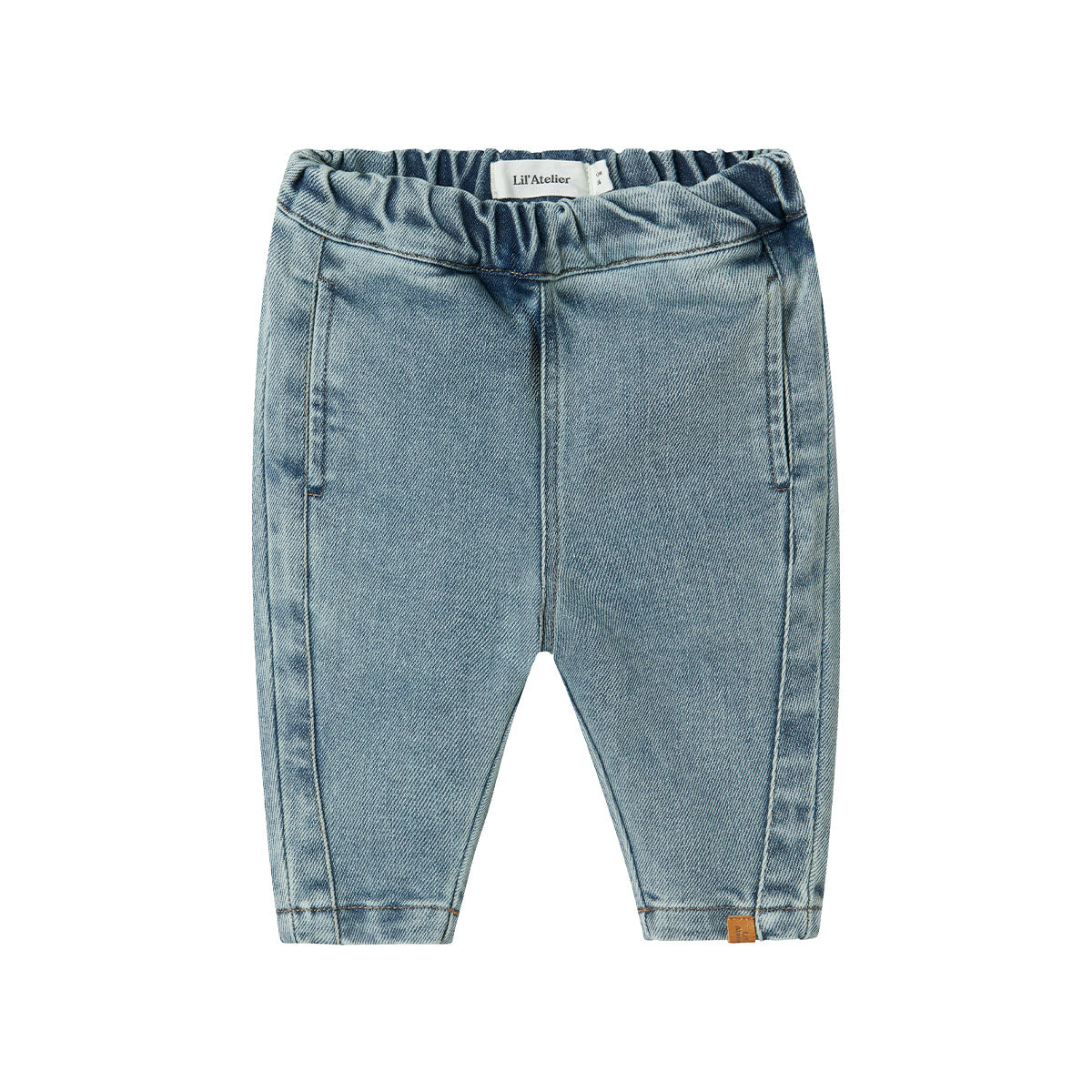 Een denim broek is een must have in iedere kledingkast. Een spijkerbroek is namelijk eindeloos te combineren, comfortabel en stylish. Dat geldt ook voor de baby darlee baggy jeans in de kleur medium blue denim. VanZus