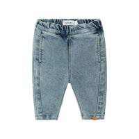Een denim broek is een must have in iedere kledingkast. Een spijkerbroek is namelijk eindeloos te combineren, comfortabel en stylish. Dat geldt ook voor de baby darlee baggy jeans in de kleur medium blue denim. VanZus