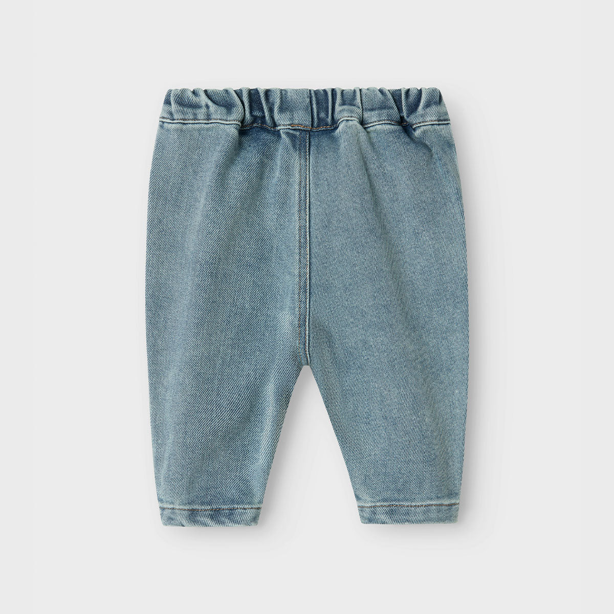 Een denim broek is een must have in iedere kledingkast. Een spijkerbroek is namelijk eindeloos te combineren, comfortabel en stylish. Dat geldt ook voor de baby darlee baggy jeans in de kleur medium blue denim. VanZus