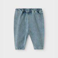Een denim broek is een must have in iedere kledingkast. Een spijkerbroek is namelijk eindeloos te combineren, comfortabel en stylish. Dat geldt ook voor de baby darlee baggy jeans in de kleur medium blue denim. VanZus