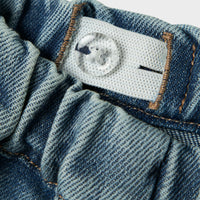 Een denim broek is een must have in iedere kledingkast. Een spijkerbroek is namelijk eindeloos te combineren, comfortabel en stylish. Dat geldt ook voor de baby darlee baggy jeans in de kleur medium blue denim. VanZus