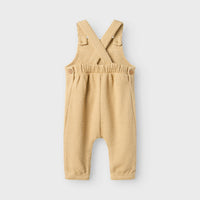 Zeg nu zelf, deze baby defne overall in de kleur taos taupe is toch te lief?! Deze overall staat ontzettend leuk en vrolijkt elke outfit op! Daarnaast kan je kindje zich uitstekend bewegen in deze overall en zorgt hij voor een extra laag. VanZus